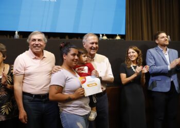 El Gobernador entregó 250 nuevos créditos del programa Más Vida Digna
