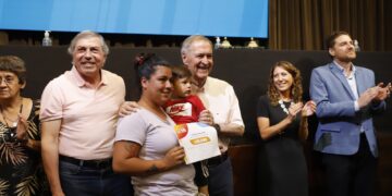 El Gobernador entregó 250 nuevos créditos del programa Más Vida Digna