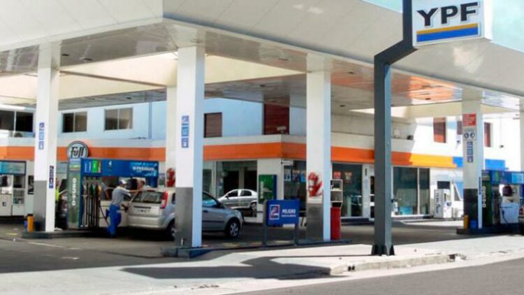 YPF y Axion también se sumaron al aumento de sus combustibles