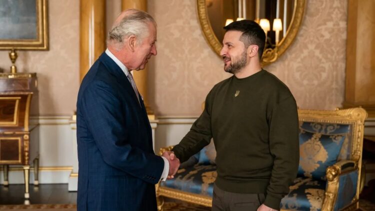 El rey Carlos III junto a Zelensky (derecha) en el Palacio de Buckingham.