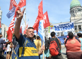 Carteles “Alberto 2023” y una moderada movilización en las inmediaciones del Congreso