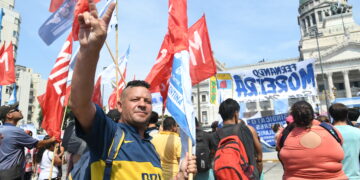 Carteles “Alberto 2023” y una moderada movilización en las inmediaciones del Congreso