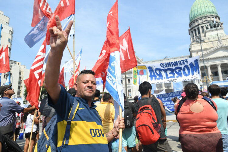 Carteles “Alberto 2023” y una moderada movilización en las inmediaciones del Congreso