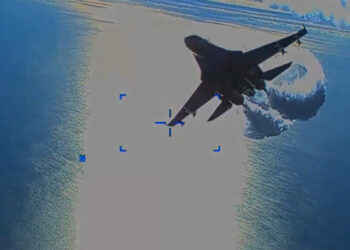 El Pentágono publicó imágenes del caza ruso lanzando combustible sobre el dron estadounidense