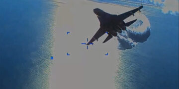El Pentágono publicó imágenes del caza ruso lanzando combustible sobre el dron estadounidense