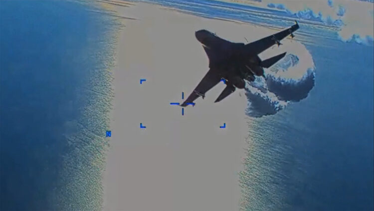 El Pentágono publicó imágenes del caza ruso lanzando combustible sobre el dron estadounidense