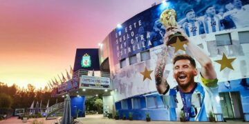 Un hombre se coló en el predio de la AFA y se sacó una foto con Messi