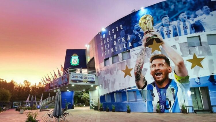 Un hombre se coló en el predio de la AFA y se sacó una foto con Messi