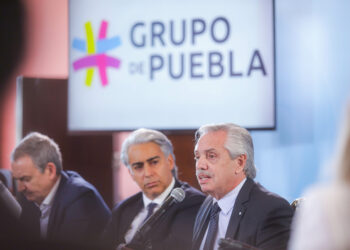 Ante líderes de la región, Fernández confirmó que el país continuará en Unasur