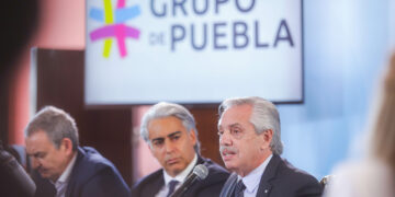 Ante líderes de la región, Fernández confirmó que el país continuará en Unasur