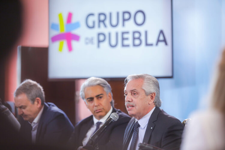 Ante líderes de la región, Fernández confirmó que el país continuará en Unasur