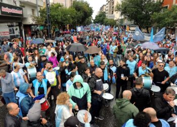 Pese a la lluvia, docentes y trabajadores de la salud marcharon en la ciudad