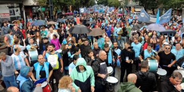 Pese a la lluvia, docentes y trabajadores de la salud marcharon en la ciudad