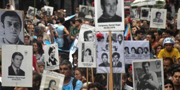 Una multitud se congregó en el Centro para decir “Nunca Más”