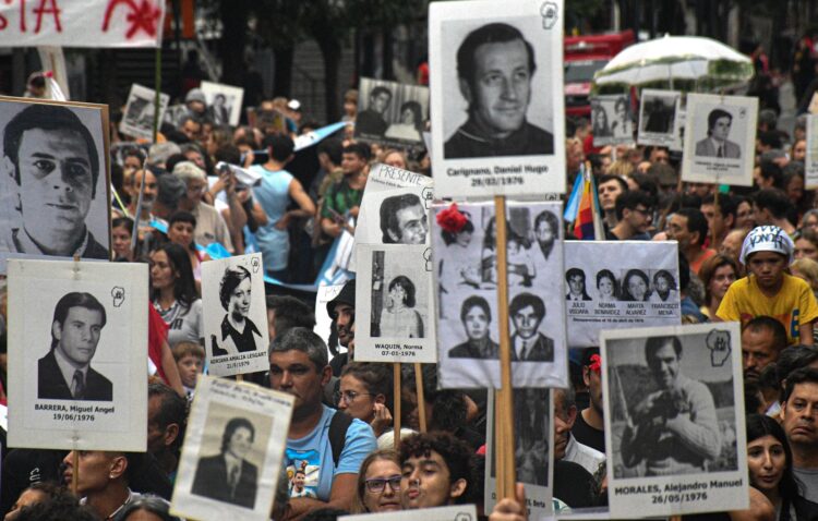 Una multitud se congregó en el Centro para decir “Nunca Más”