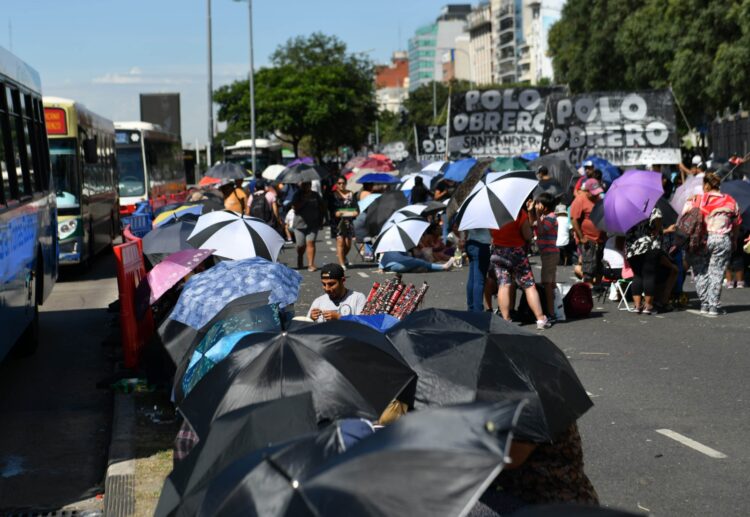 Los piqueteros mantenían cortada ayer la avenida 9 de Julio en Caba.