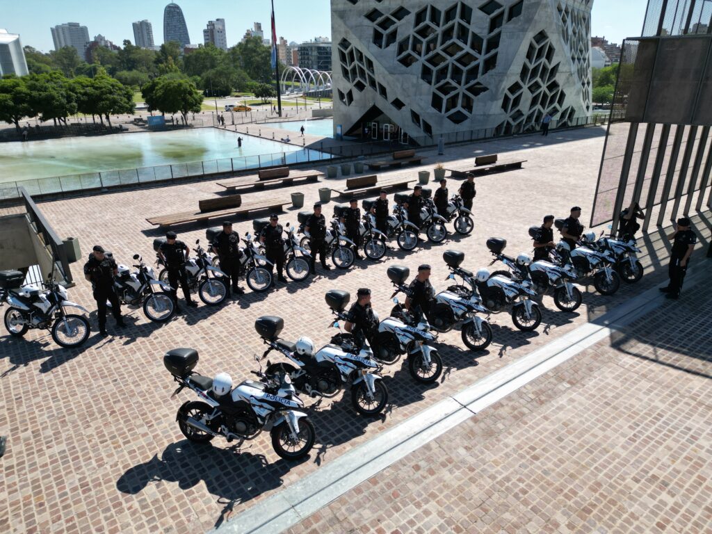 El Gobierno provincial entregó 60 patrulleros y 30 motos a la Policía de Córdoba