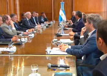 Operadores del mercado salieron al cruce del megacanje que prepara Massa