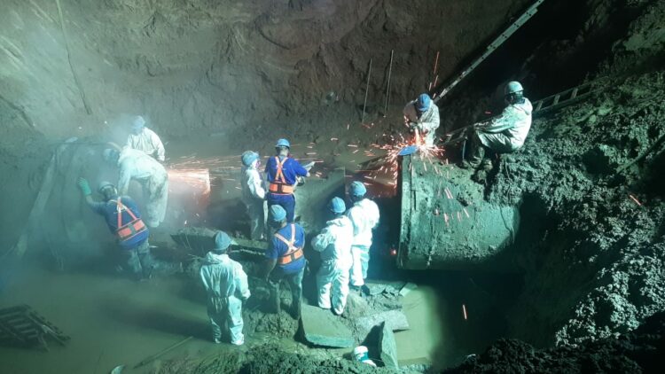 Esta madrugada, Aguas Cordobesas extrajo el tramo afectado y comenzó la instalación del nuevo