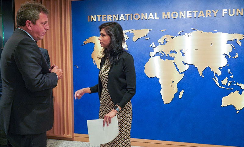 El FMI define hoy la aprobación de reservas y un desembolso clave para la Argentina
