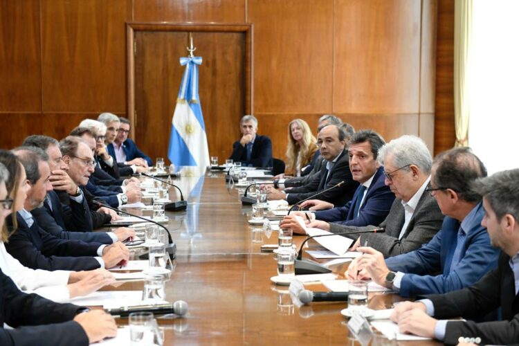 Anuncian un canje de bonos para intentar domar al dólar