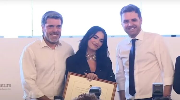 Lali, tras ser distinguida en la Legislatura porteña: “Agárrense los pantalones”
