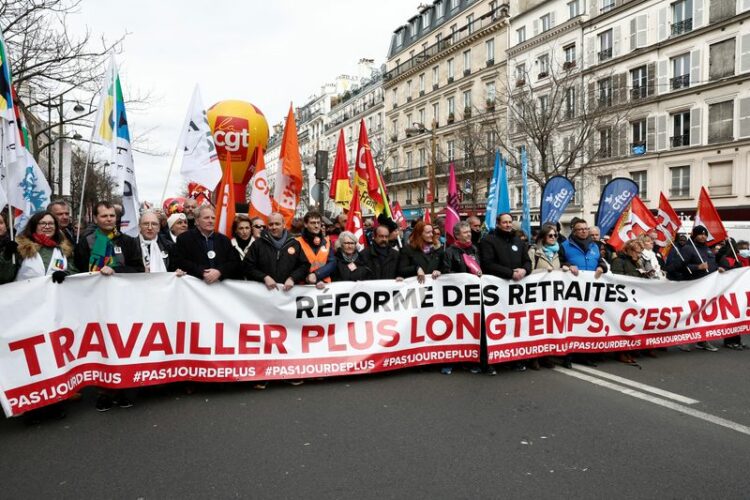 El líder sindical de la CGT, Philippe Martinez, y Laurent Berger, secretario general de la Confederación Francesa Democrática del Trabajo (CFDT), caminan junto a otras personas sosteniendo una pancarta en una manifestación contra el plan de reforma de las pensiones del Gobierno en París, Francia, el 11 de marzo de 2023. REUTERS/Benoit Tessier