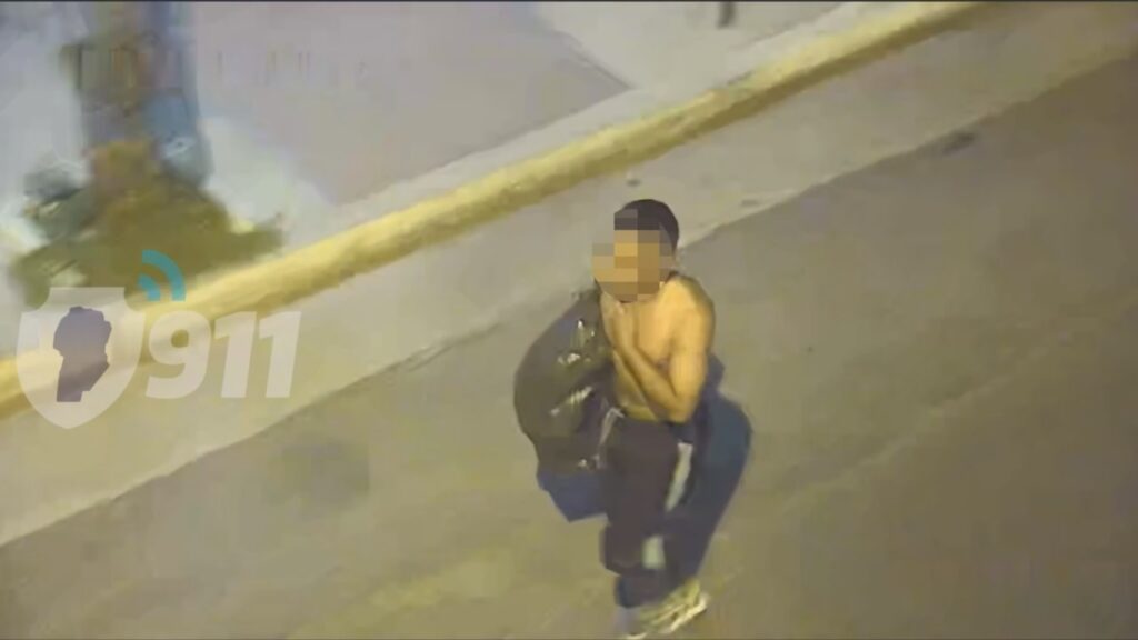 Robó una rueda y se fue caminando