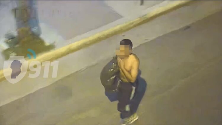 Robó una rueda y se fue caminando