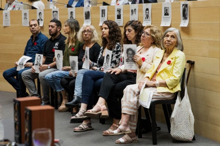 Familiares de trabajadores desaparecidos participaron de la sesión.