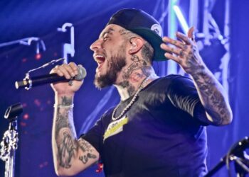 En pleno show, tiraron a Ulises Bueno del escenario y le robaron cadenas y auriculares