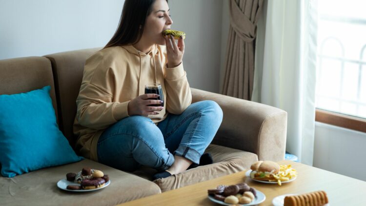 Comer por depresión o estrés podría facilitar el desarrollo de adicción a los alimentos