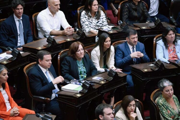 En el centro la senadora por Córdoba Alejandra Vigo (Unidad Federal)