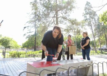 Comenzó la iniciativa «Banco Rojo», que busca concientización sobre la violencia de género