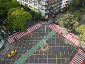 Nueva demarcación vial en la esquina de Chacabuco y bulevar Illia, qué significa