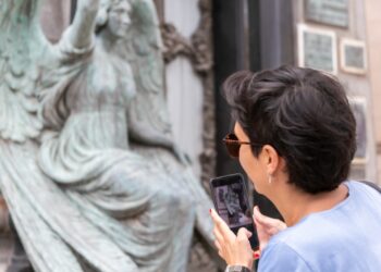 El Cementerio San Jerónimo realizará hoy una visita guiada en honor al mes de las mujeres