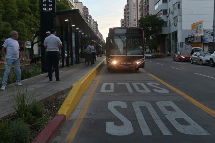 Se habilitó el “Solo bus” en la avenida Chacabuco Se habilitó el “Solo bus” en la avenida Chacabuco
