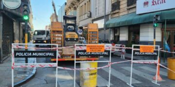 Cortan el tránsito sobre calle Rivadavia por el avance de obras en el Teatro Comedia