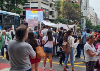Con impedimentos de por medio, docentes autoconvocados instalan una carpa blanca en señal de protesta