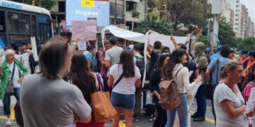 Con impedimentos de por medio, docentes autoconvocados instalan una carpa blanca en señal de protesta