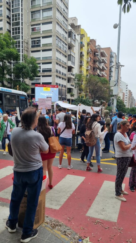 Con impedimentos de por medio, docentes autoconvocados instalan una carpa blanca en señal de protesta