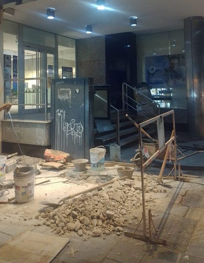 Realizaban tareas de mantenimiento y descubrieron cómo entrar al subsuelo de un banco