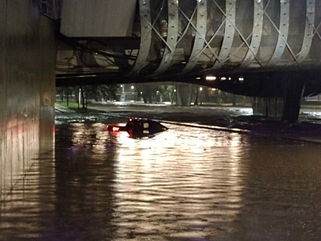 Cortan el tránsito en ambas manos de la Costanera por la lluvia: dos autos quedaron sumergidos