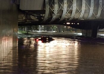 Cortan el tránsito en ambas manos de la Costanera por la lluvia: dos autos quedaron sumergidos