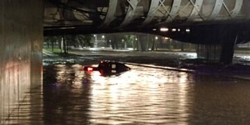Cortan el tránsito en ambas manos de la Costanera por la lluvia: dos autos quedaron sumergidos
