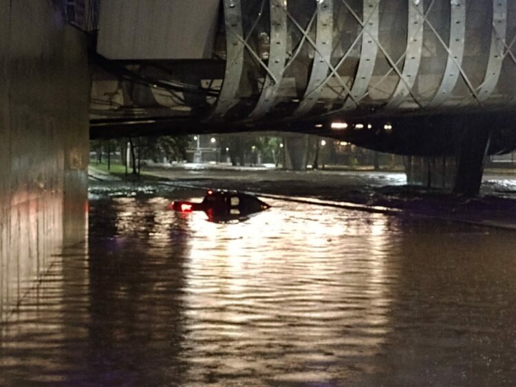 Cortan el tránsito en ambas manos de la Costanera por la lluvia: dos autos quedaron sumergidos