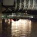Cortan el tránsito en ambas manos de la Costanera por la lluvia: dos autos quedaron sumergidos
