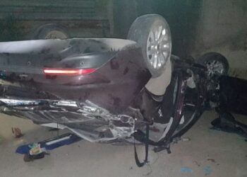 Un auto impactó contra un guardarraíl, cayó a un canal fluvial y murió una persona