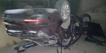 Un auto impactó contra un guardarraíl, cayó a un canal fluvial y murió una persona