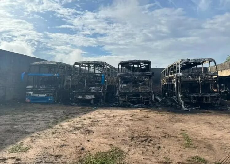 Colectivos turísticos fueron incendiados por los criminales en Natal.